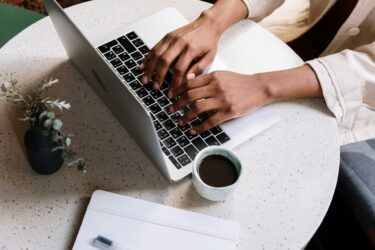 persona optimitzant la seva gestió de dades esg amb mero