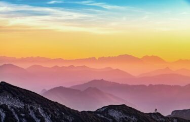 moutain hiker sunset sky scaled11