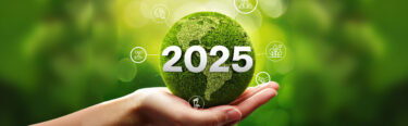 globo verde con el número 2025 en una mano, representando el futuro de las normativas esg.