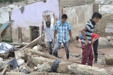 Escombros tras un desastre natural y visual futurista del Foro Económico Mundial, reflejando los riesgos de sostenibilidad en América Latina.