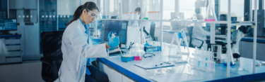imagen de una mujer en la ciencia en un laboratorio como ejemplo de mujeres científicas
