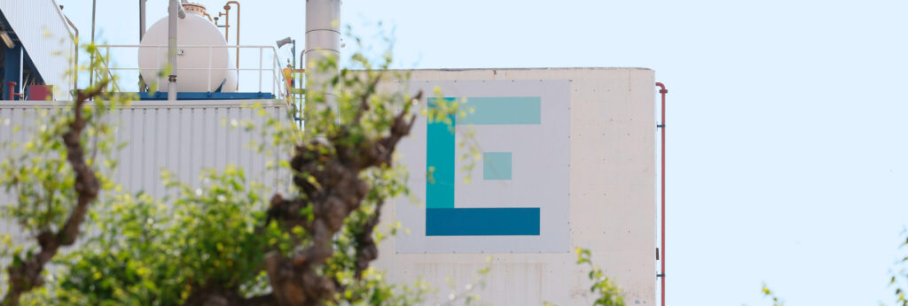 logo de elyx polymers en uno de sus edificios