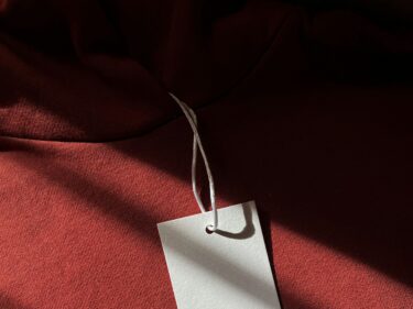 Clothing apparel with label